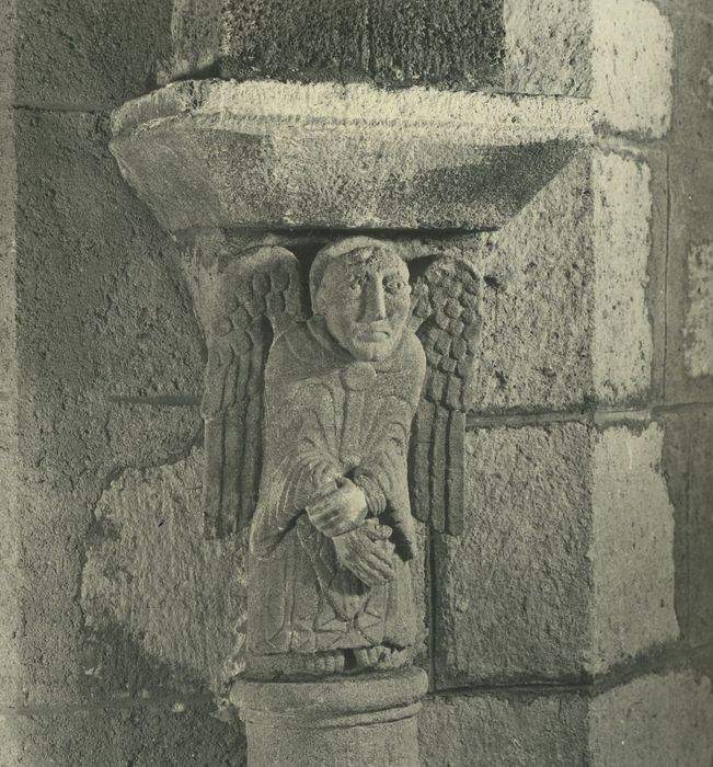 Eglise paroissiale Saint-Mathieu : Choeur, détail d’un chapiteau sculpté