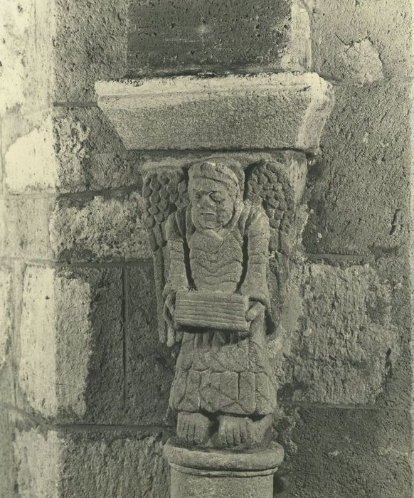 Eglise paroissiale Saint-Mathieu : Choeur, détail d’un chapiteau sculpté