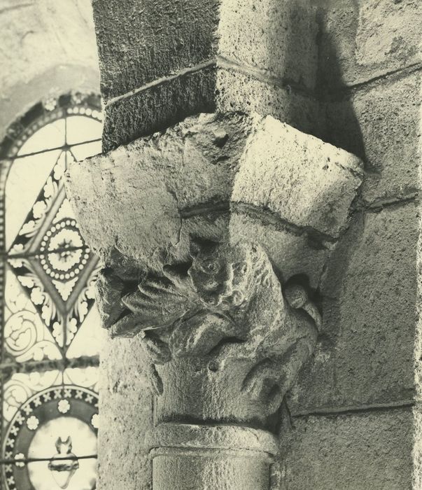 Eglise paroissiale Saint-Mathieu : Choeur, détail d’un chapiteau