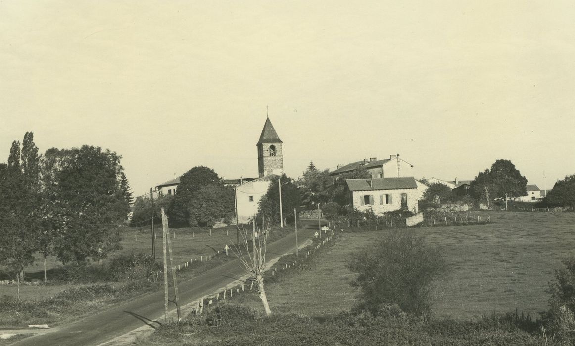 Eglise paroissiale Saint-Mathieu : Vue partielle de l’église dans son environnement rurale depuis le Sud-Est