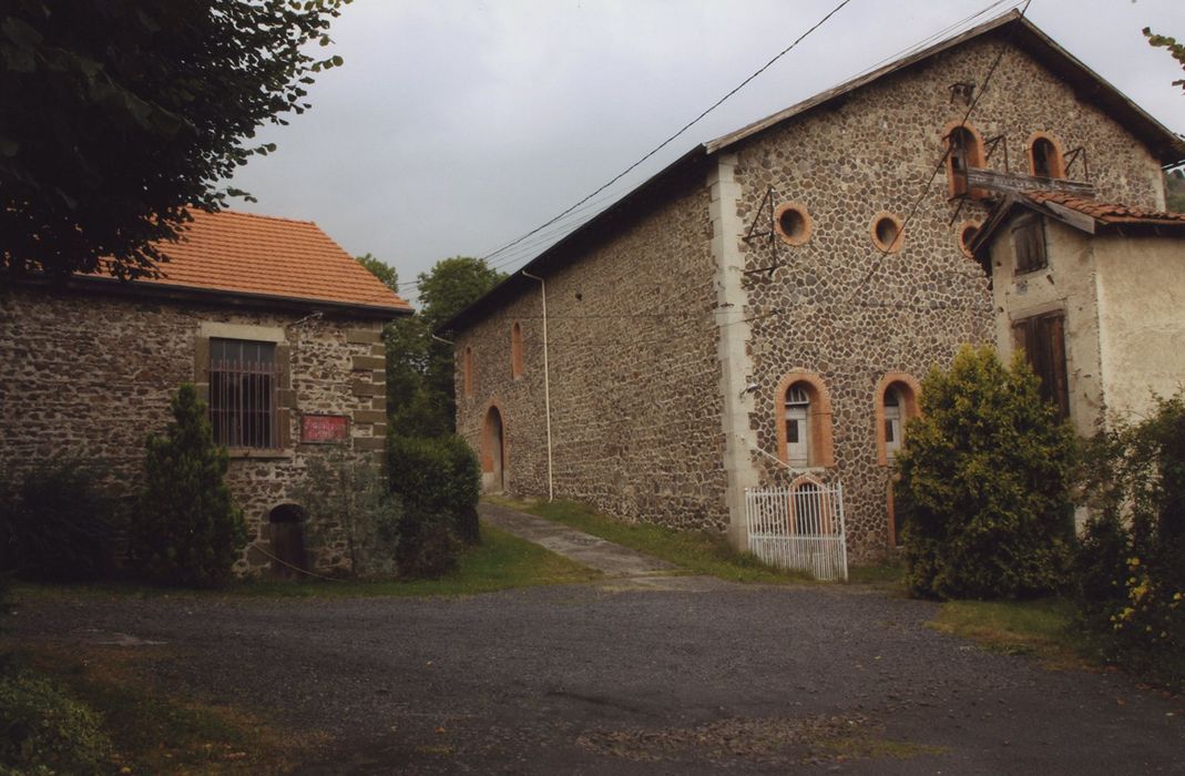 Distillerie Maurin-Vey : Placette entre l’enclos Est et l’enclos Ouest, vue générale