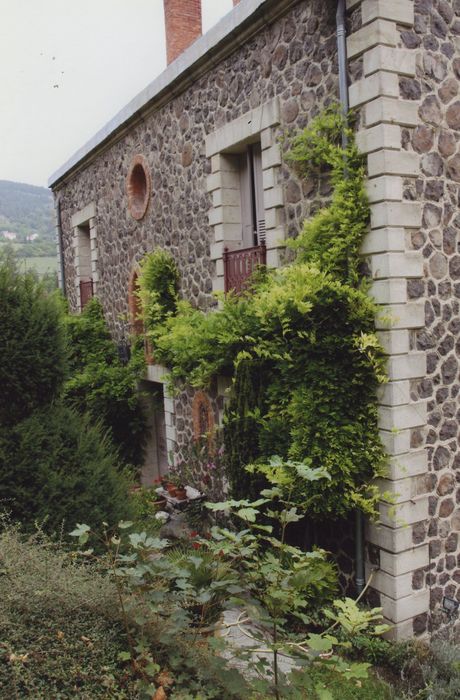 Distillerie Maurin-Vey : Enclos privé sud, maison de maître, façade ouest, vue générale