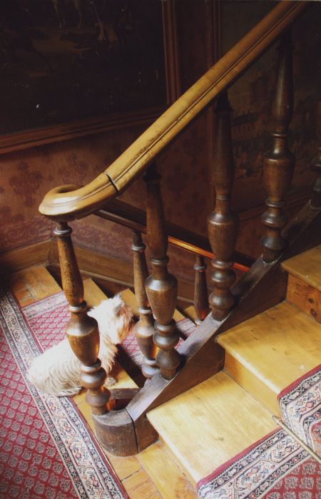 Distillerie Maurin-Vey : Enclos privé sud, maison de maître, escalier, détail de la rampe