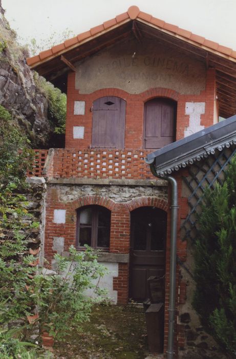 Distillerie Maurin-Vey : Enclos privé sud, pavillon appelé le « cinéma », vue générale