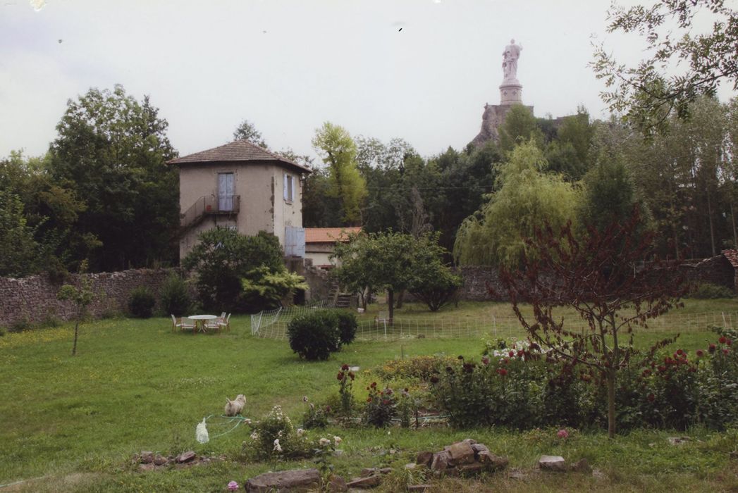 Distillerie Maurin-Vey : Enclos est, vue générale