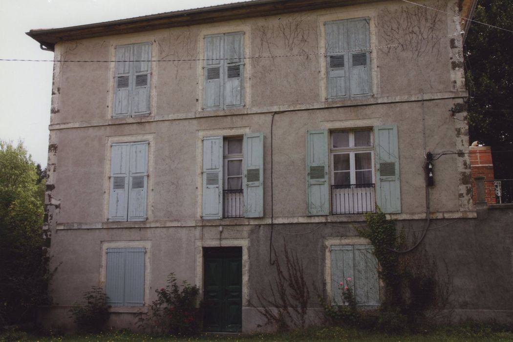 Distillerie Maurin-Vey : Enclos nord, maison de maître, façade ouest, vue générale