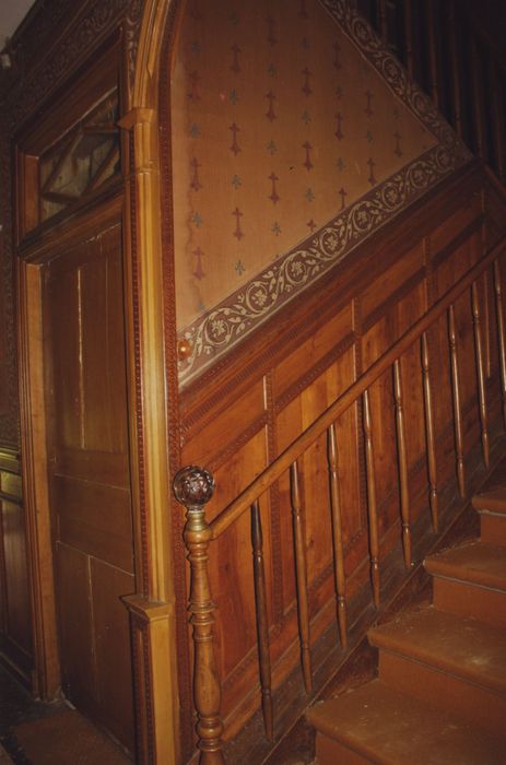 Distillerie Maurin-Vey : Enclos nord, maison de maître, escalier, vue partielle