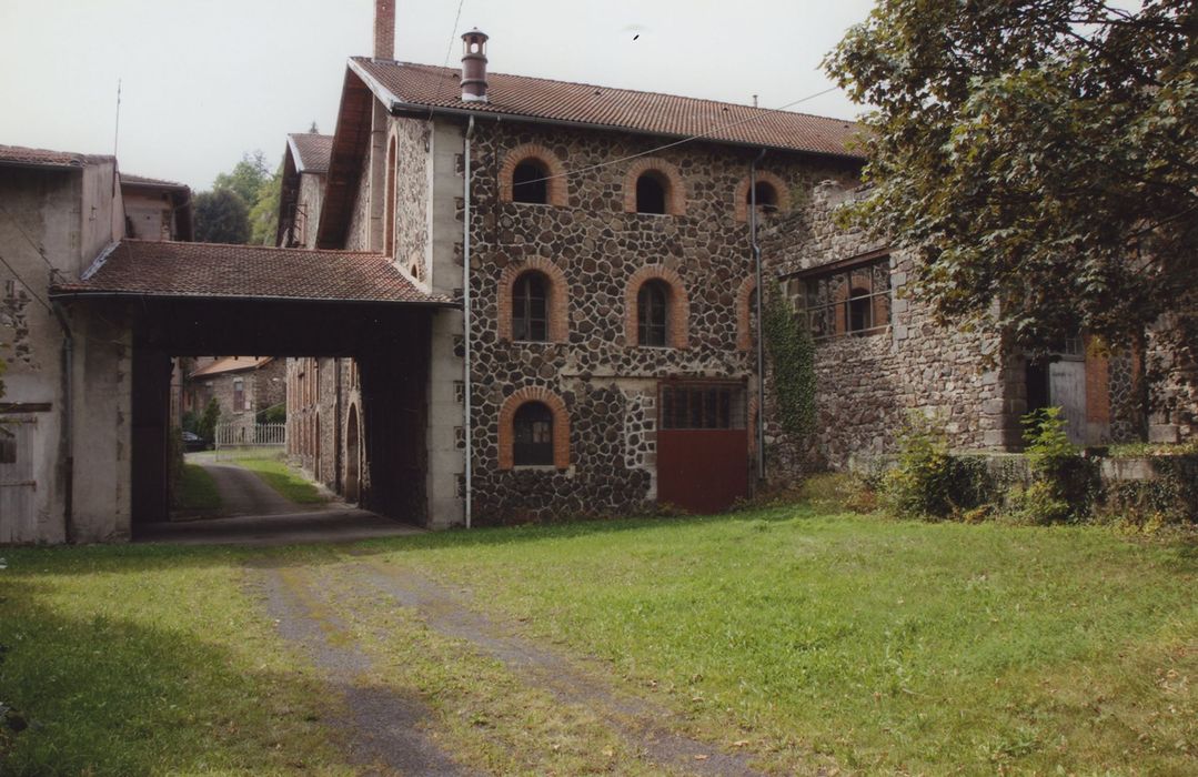 Distillerie Maurin-Vey : Enclos industriuel nord, bâtiments industriels situés à l’ouest, vue générale