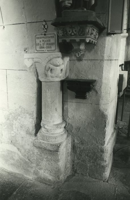 Eglise Saint-Julien : Nef, détail d’une colonnette