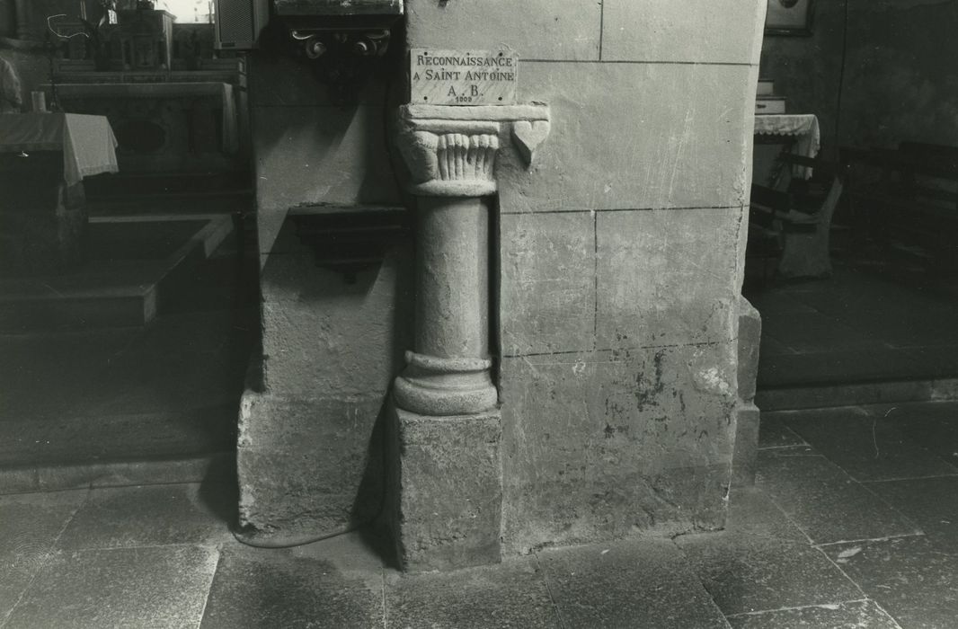 Eglise Saint-Julien : Nef, détail d’une colonnette