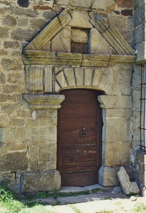 Château de la Beaume : Aile ouest en retour, façade est, porte d’accès, vue générale