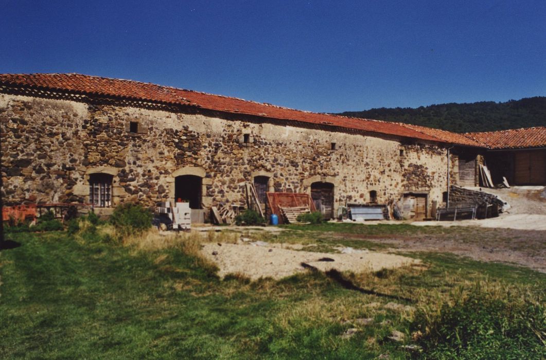 Château de la Beaume : Communs, façade sud, vue générale