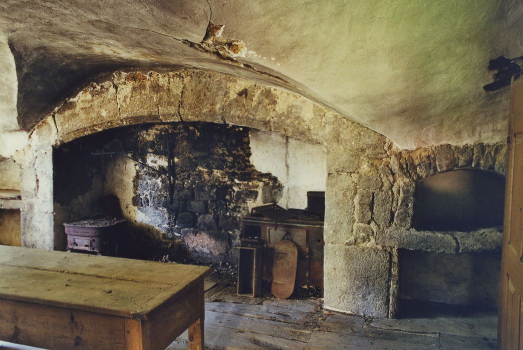 Château de la Beaume : Rez-de-chaussée, cuisine, cheminée monumentale, vue générale