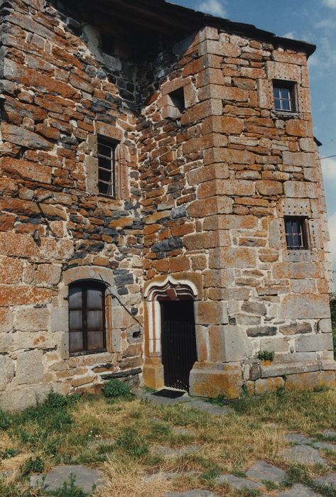 Château des Hermens : Façade sud-ouest, tourelle d’escalier, vue générale