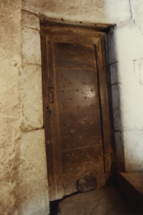 Château des Hermens : Tourelle d’escalier, vantail de la porte palière du 1er étage