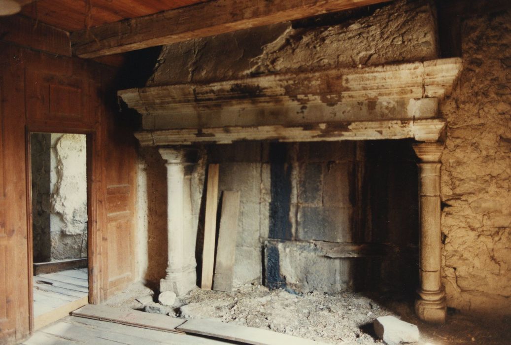 Château des Hermens : Grande salle, cheminée monumentale, vue générale