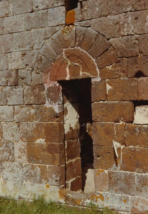 Restes du Château fort : Chapelle, porte d’accès ouest, vue générale