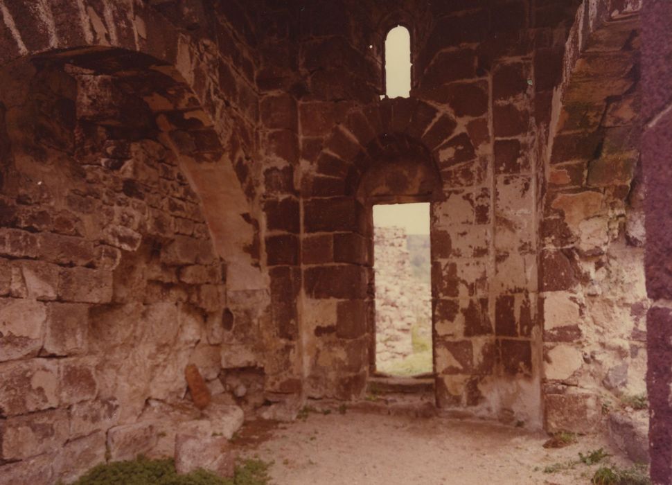 Restes du Château fort : Chapelle, nef, vue partielle