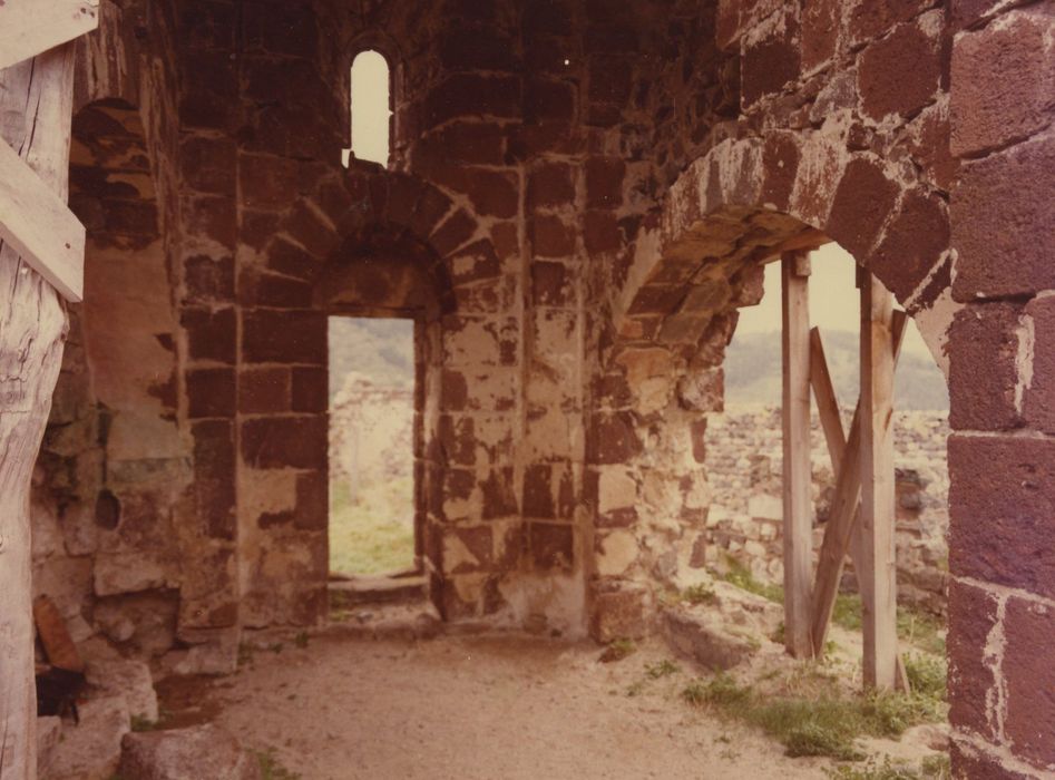 Restes du Château fort : Chapelle, murs nord et ouest, vue partielle