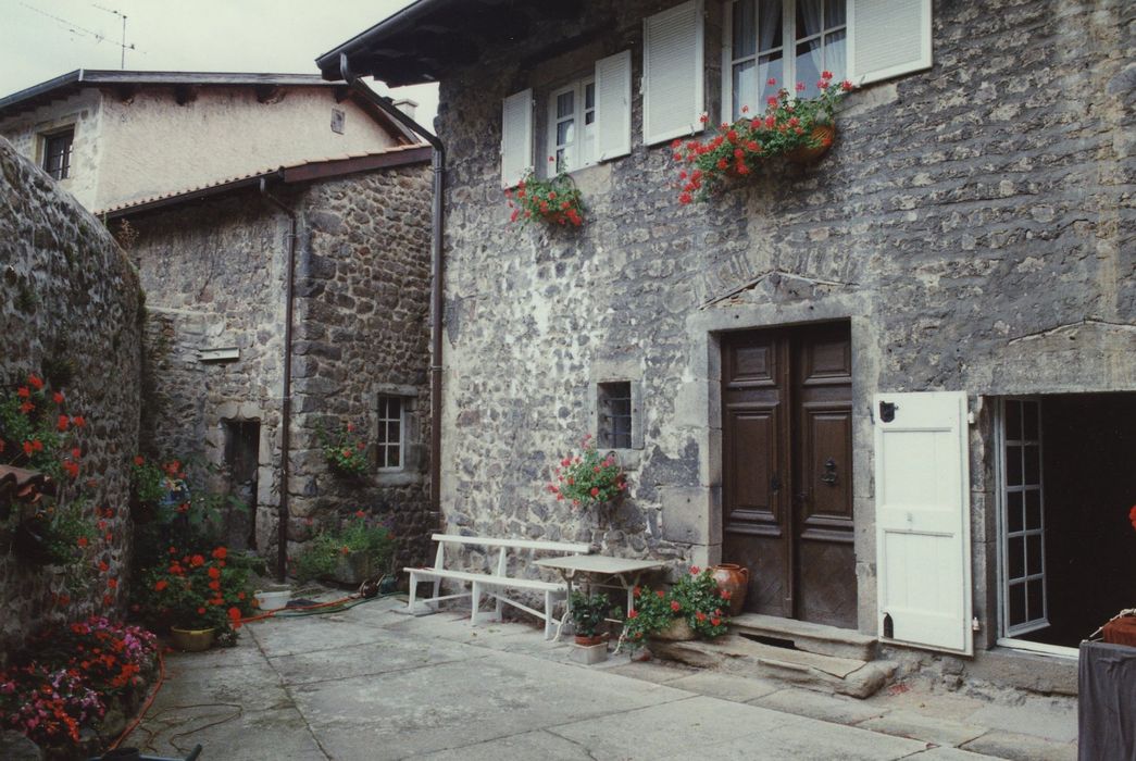 Maison du bailli : Façade est sur la cour intérieure, vue partielle