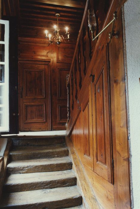 Maison du bailli : Escalier, vue partielle des lambris de revêtement