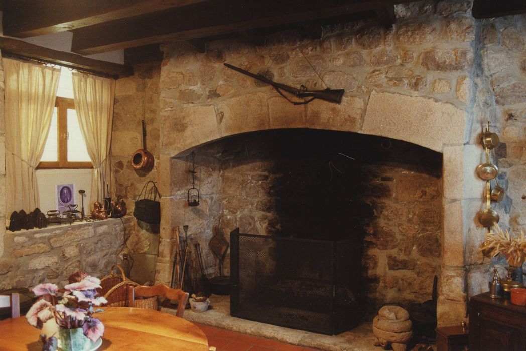 Maison du bailli : Cuisine, cheminée monumentale, vue générale