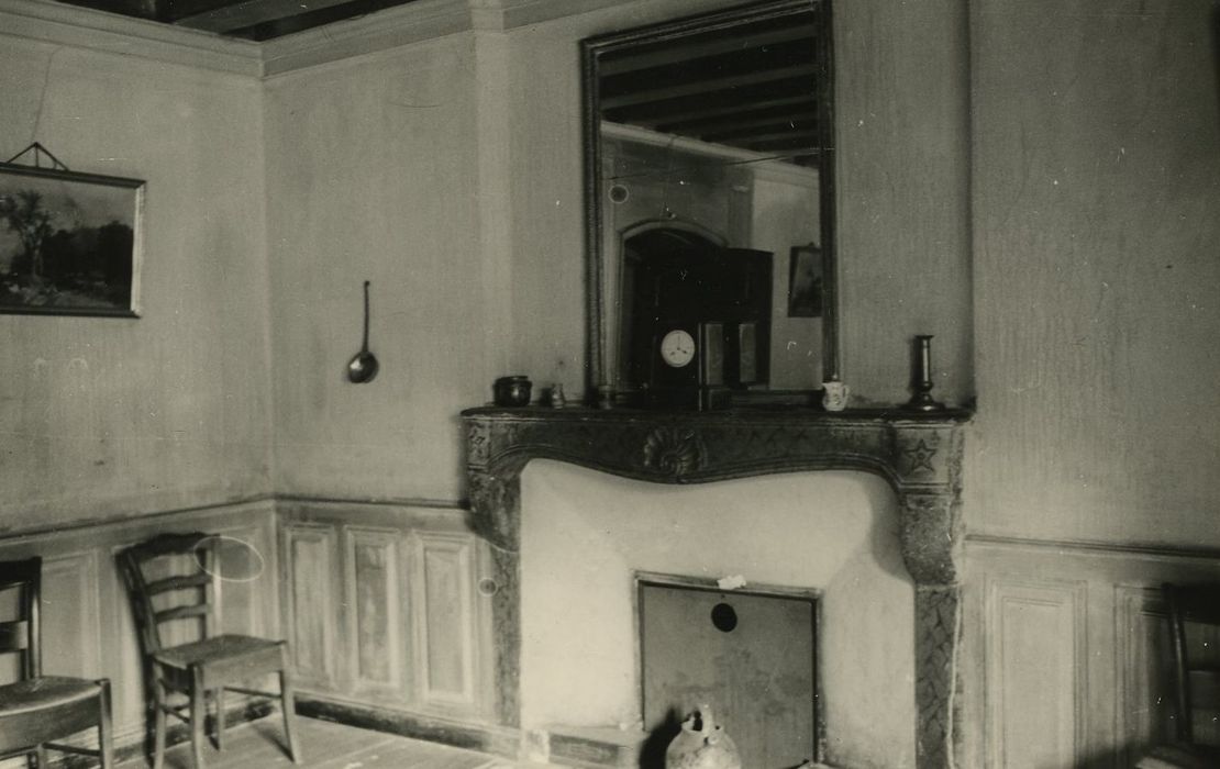 Maison du bailli : Salle à manger, cheminée, vue générale