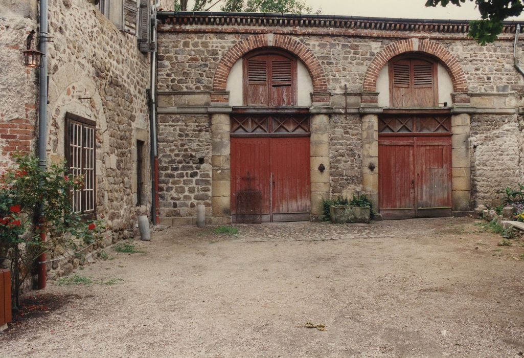 Château d’Aurec : Communs, garages, vue partielle