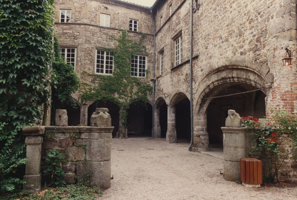 Château d’Aurec : Cour intérieure, vue générale des façades