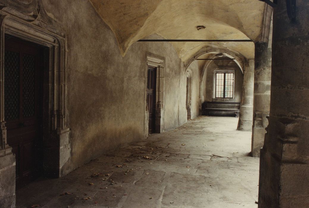 Château d’Aurec : Cour intérieure, galerie sud, vue générale