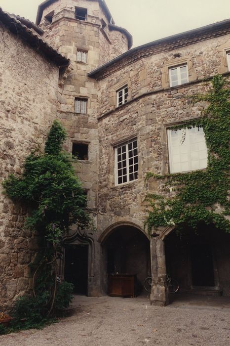 Château d’Aurec : Cour intérieure, tourelle d’escalier, vue générale