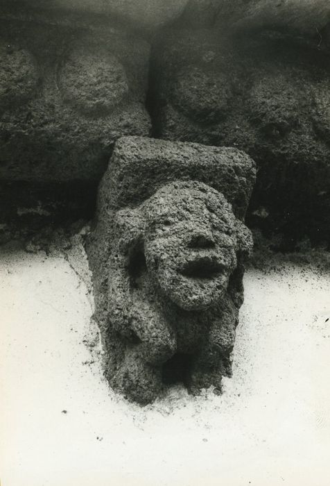 Eglise Saint-Julien : Chevet, détail d’un modillon sculpté