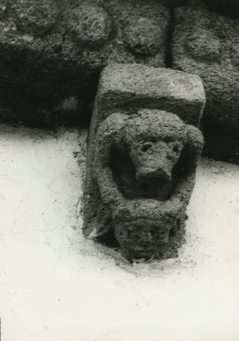 Eglise Saint-Julien : Chevet, détail d’un modillon sculpté