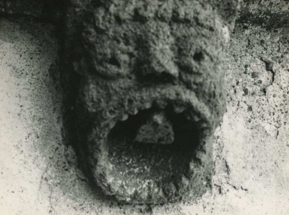 Eglise Saint-Julien : Chevet, détail d’un modillon sculpté