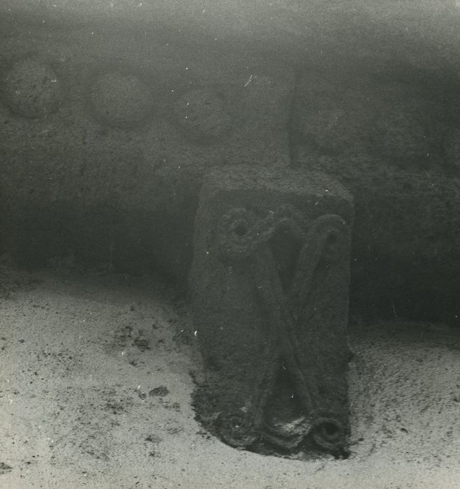 Eglise Saint-Julien : Chevet, détail d’un modillon sculpté