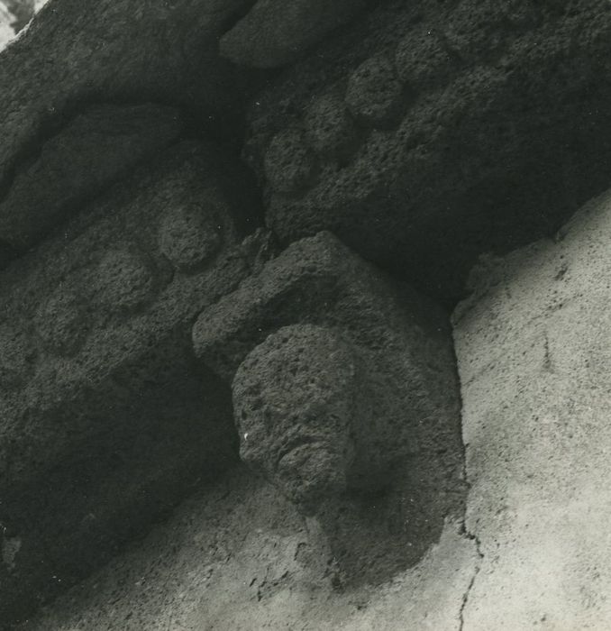 Eglise Saint-Julien : Chevet, détail d’un modillon sculpté