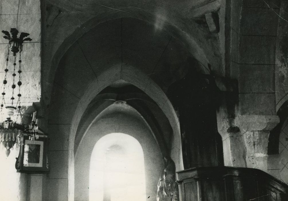 Eglise Saint-Julien : Bras sud du transept, vue partielle