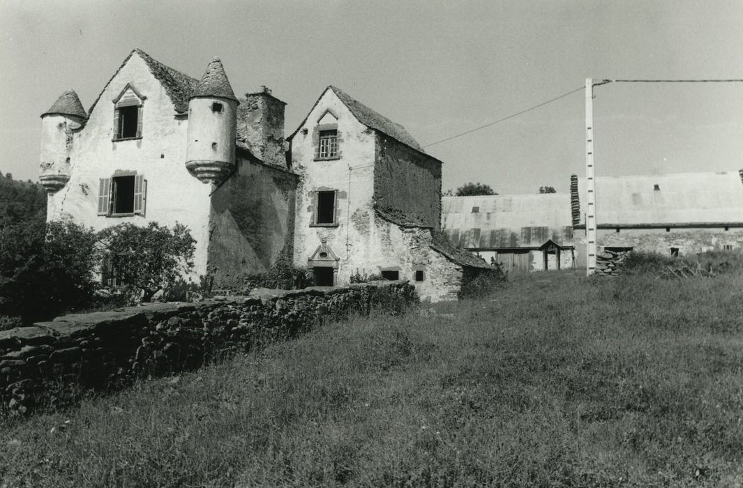 Château de Montmoirat : Ensemble nord-est, vue générale