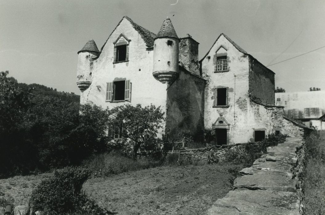 Château de Montmoirat : Ensemble est, vue générale