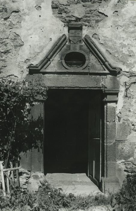 Château de Montmoirat : Façade est, porte d’accès, vue générale