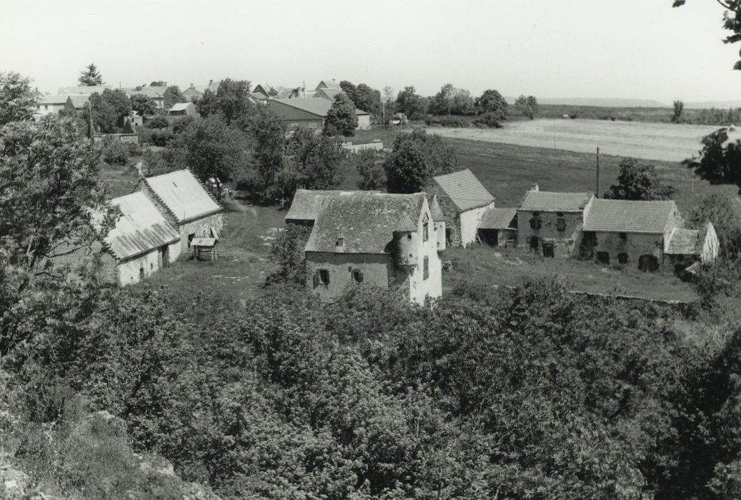 Château de Montmoirat : Vue générale du château dans son environnement depuis l’Ouest