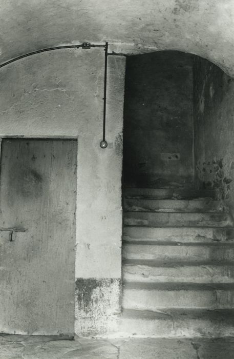 Château de Montmoirat : Escalier, vue partielle