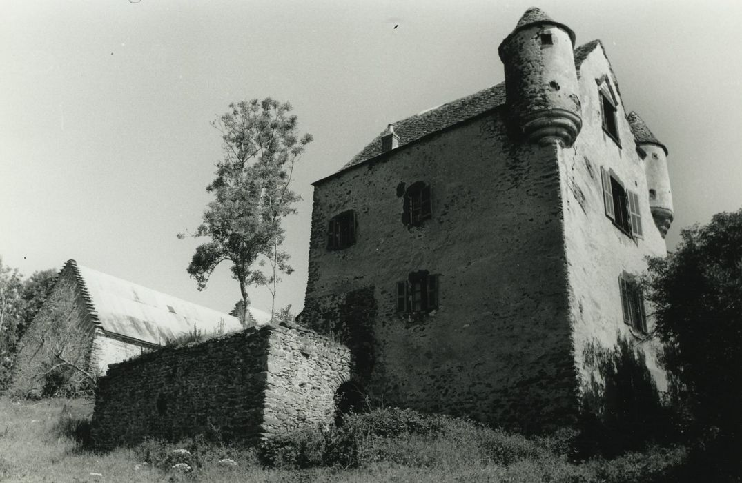 Château de Montmoirat : Façade sud et ouest, vue générale