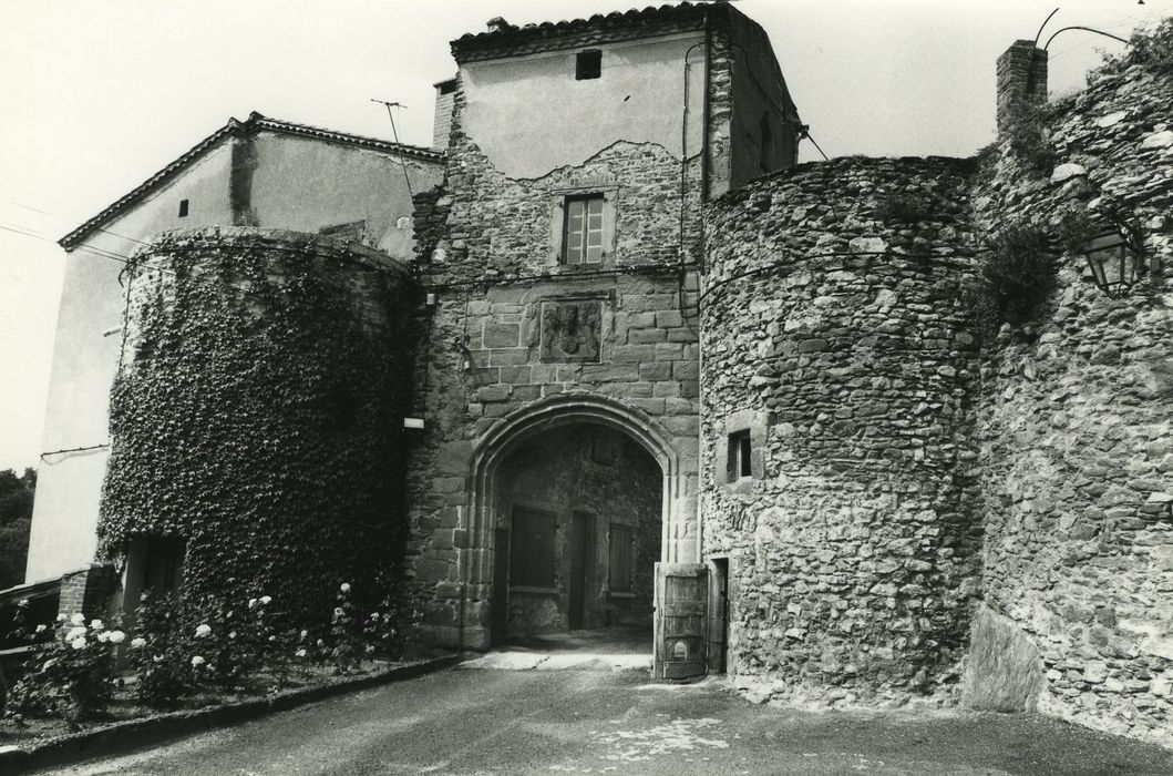 Château et fortifications : Porterie, élévation est, vue générale