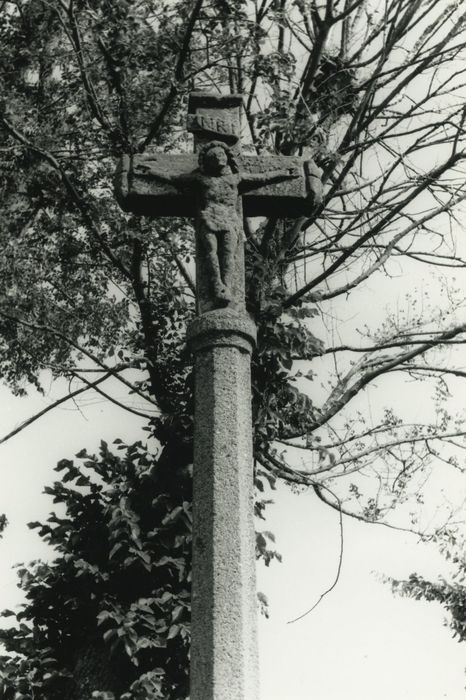 Croix en pierre, vue partielle
