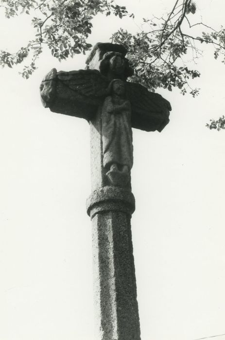 Croix en pierre, vue partielle
