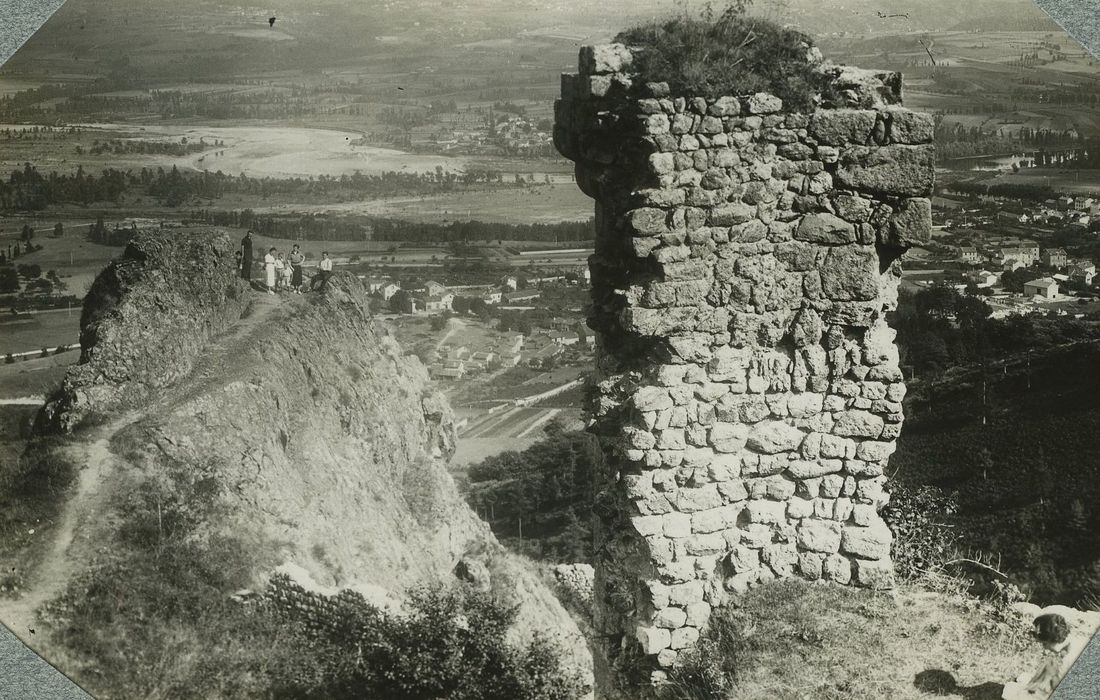 Ruines du Château fort de Rochebaron : Vue partielle des ruines