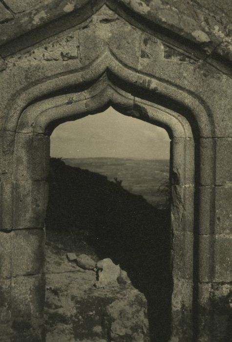 Ruines du Château fort de Rochebaron : Détail de l’encadrement de la porte à la chapelle