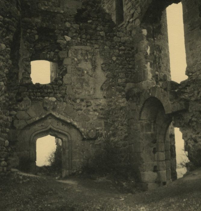 Ruines du Château fort de Rochebaron : Vue partielle des ruines de l’ancienne chapelle