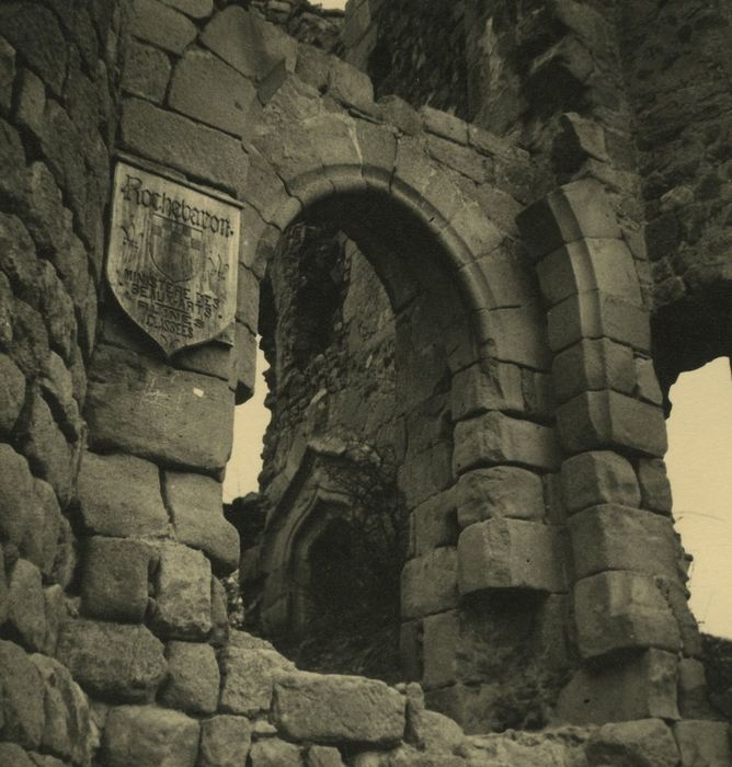 Ruines du Château fort de Rochebaron : Vue partielle des ruines, porterie